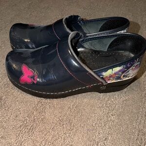 Sanita Koi Butterfly Patent Leather Clogs Size 36 Navy Danish Nursing Shoes